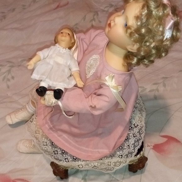 VINTAGE "MEMORIES OF CHILDHOOD" 18" MARY DOLL W/ STOOL BY RICHARD SIMMONS - Picture 13 of 16